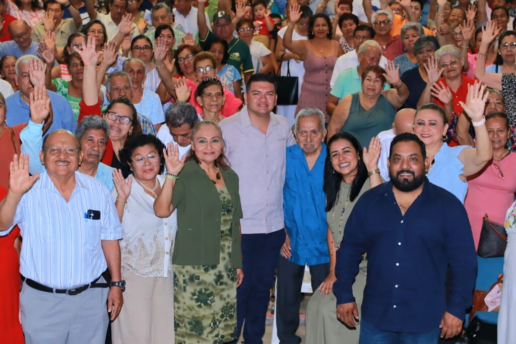 Acto de reconocimiento a docentes jubilados en Comalcalco