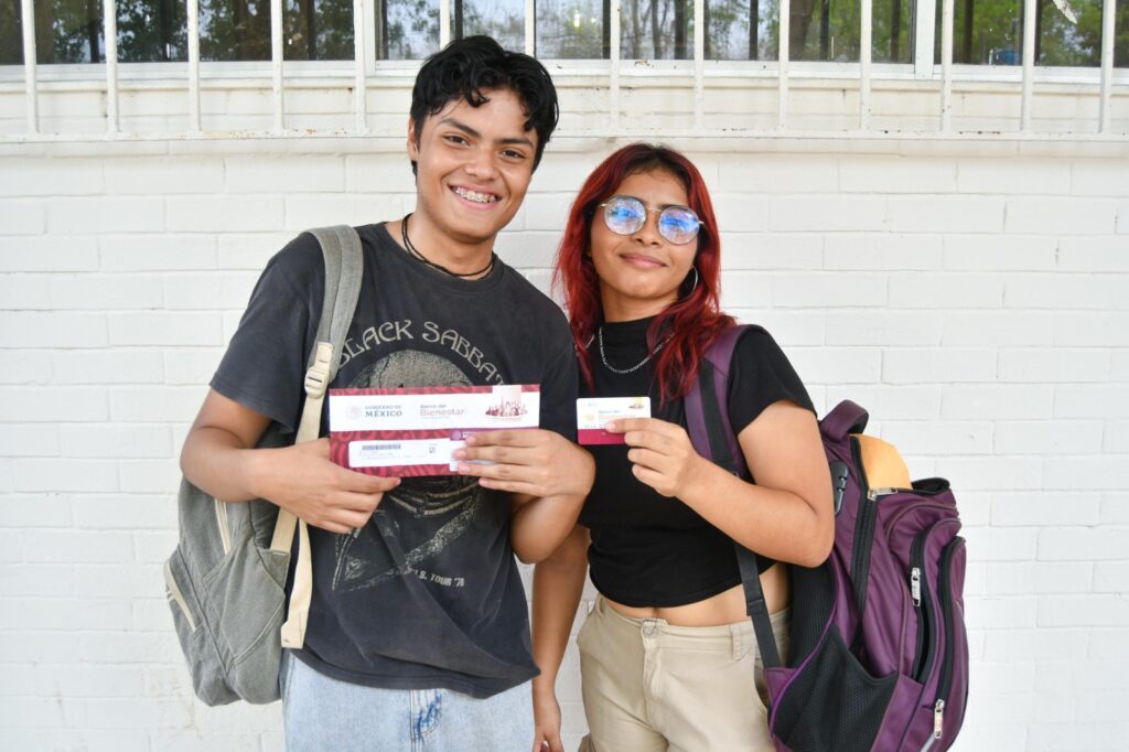 Estudiantes reciben apoyo con becas jóvenes escribiendo el futuro