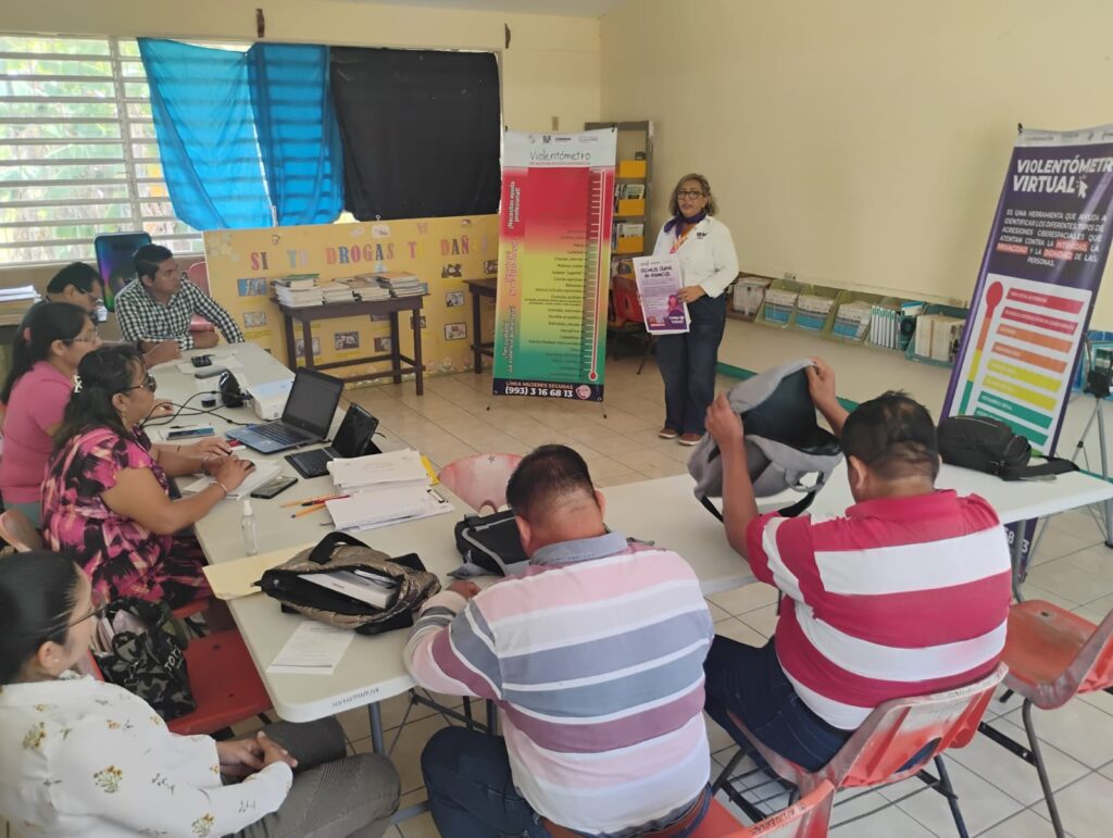 Estudiantes de secundaria recibiendo capacitación sobre violencia en el noviazgo