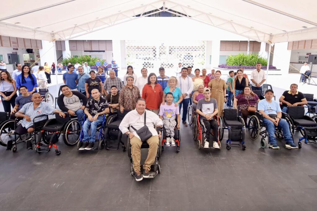 entrega de sillas de ruedas activas en Tabasco