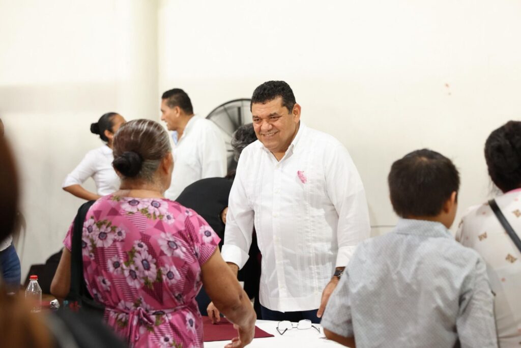 Javier May, gobernador de Tabasco, rompió la distancia entre gobierno y pueblo durante las Jornadas de Atención al Pueblo en Tecolutilla. Bajo la lluvia, ofreció servicios cercanos, desde cortes de cabello hasta vacunas y carne a bajo costo, demostrando que el poder ya no es inaccesible para las comunidades rurales.