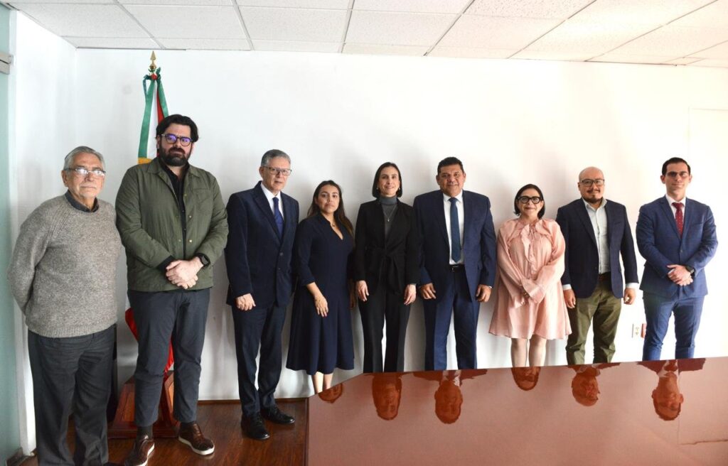 A la reunión con Luz Elena González Escobar, Javier May asistió acompañada por dos de sus principales colaboradores en materia de desarrollo e infraestructura: Sheila Cadena Nieto, titular de la Secretaría de Desarrollo Energético yDaniel Arturo Casasús Ruz, secretario de Ordenamiento Territorial y Obras Públicas.