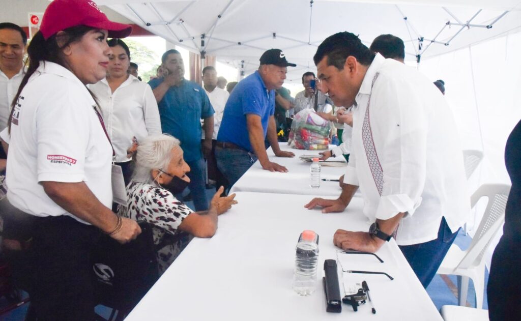 En esta jornada temprana también está doña Domitila, una anciana de 83 años que, con su andadera recién entregada, se dirige con pasos temblorosos pero seguros hacia donde el gobernador Javier May ofrece audiencias.