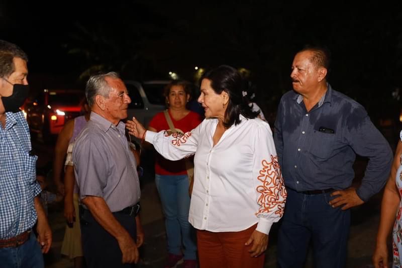 La Presidenta de Centro inauguró este miércoles 6 de noviembre el alumbrado de ocho puentes peatonales, así como de calles de colonias de Villahermosa.