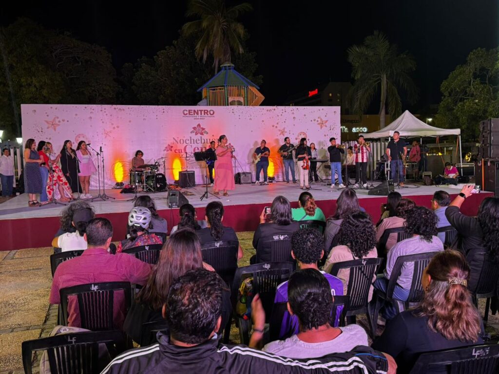 Decenas de familias acudieron a la plaza a escuchar música navideña.