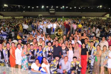 Roberto Ocaña Leyva con docentes