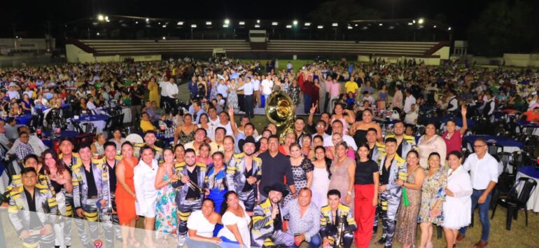 Roberto Ocaña Leyva con docentes