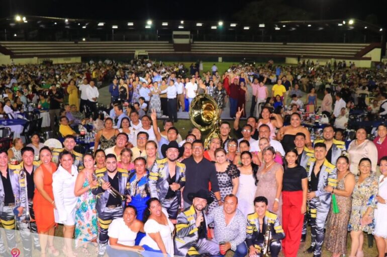 Roberto Ocaña Leyva con docentes