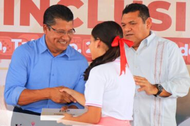 Estudiantes de secundaria reciben tablets en Nacajuca