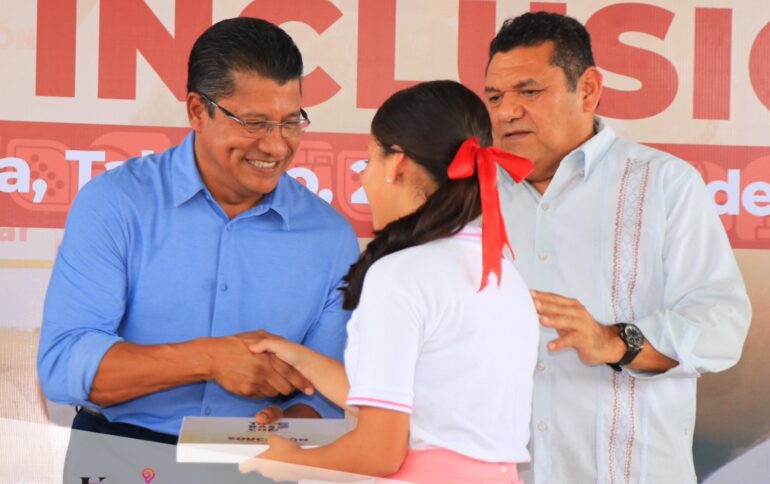 Estudiantes de secundaria reciben tablets en Nacajuca