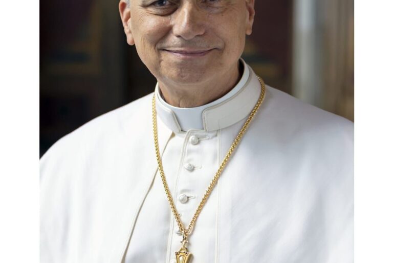 Imagen oficial del Papa León XIV difundida por el Vaticano