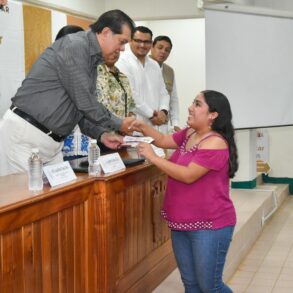 Entrega de becas jóvenes escribiendo el futuro en Tabasco