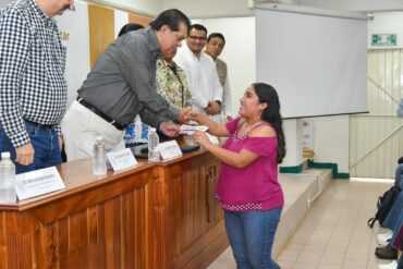 Entrega de becas jóvenes escribiendo el futuro en Tabasco