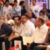 El diputado federal Erubiel Alonso Qué es abrazado por Fabián Granier, hijo del exgobernador de Tabasco, durante su informe legislativo en Villahermosa.