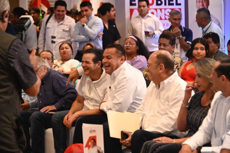 El diputado federal Erubiel Alonso Qué es abrazado por Fabián Granier, hijo del exgobernador de Tabasco, durante su informe legislativo en Villahermosa.