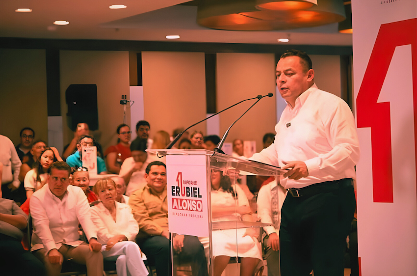 El diputado federal Erubiel Alonso Qué ofrece su informe legislativo ante militantes y simpatizantes en Villahermosa.