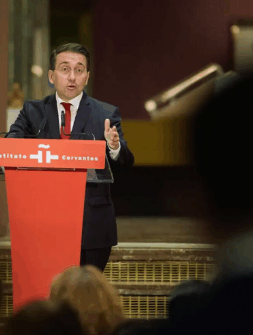 José Manuel Albares reconoce injusticias hacia los pueblos originarios durante acto en Madrid.