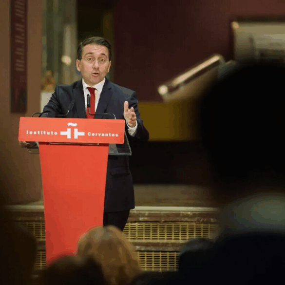 José Manuel Albares reconoce injusticias hacia los pueblos originarios durante acto en Madrid.