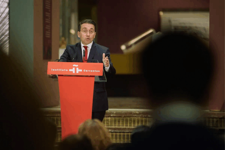 José Manuel Albares reconoce injusticias hacia los pueblos originarios durante acto en Madrid.