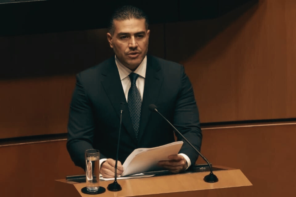 Legisladoras se fotografían con Omar García Harfuch tras su intervención en el Senado mexicano.