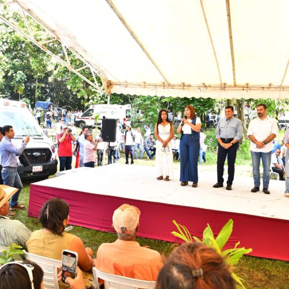 Autoridades del Gobierno del Pueblo y del Ayuntamiento de Huimanguillo encabezan en el poblado Las Flores la entrega de una ambulancia y servicios integrales de atención ciudadana durante la jornada en territorio.