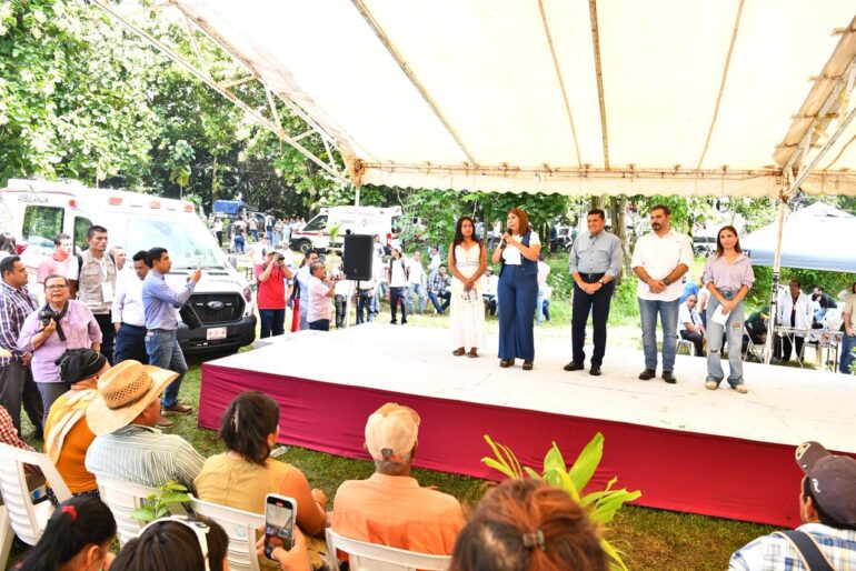 Autoridades del Gobierno del Pueblo y del Ayuntamiento de Huimanguillo encabezan en el poblado Las Flores la entrega de una ambulancia y servicios integrales de atención ciudadana durante la jornada en territorio.