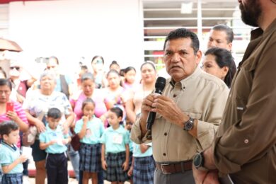 Javier May dirige mensaje a comunidad escolar tras entrega de obras educativas en Centro. Título: Gobernar con resultados visibles