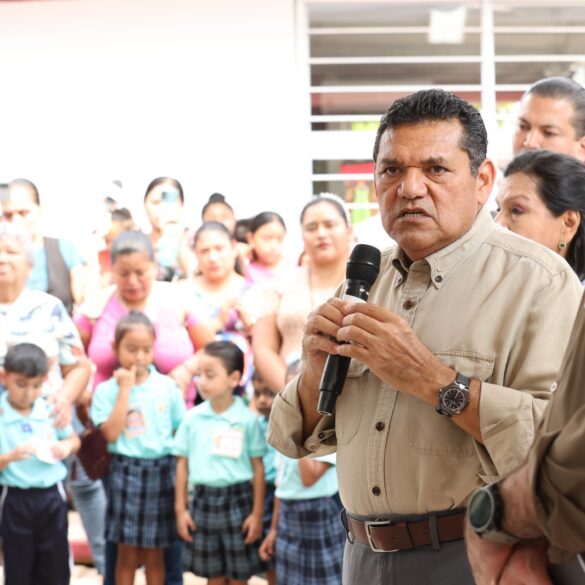 Javier May dirige mensaje a comunidad escolar tras entrega de obras educativas en Centro. Título: Gobernar con resultados visibles