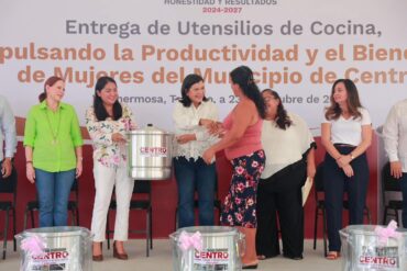 Yolanda Osuna Huerta, presidenta municipal de Centro, entrega vaporeras y utensilios de cocina a beneficiarias del programa “Impulsando la productividad y el bienestar de mujeres del municipio de Centro”.