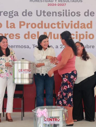 Yolanda Osuna Huerta, presidenta municipal de Centro, entrega vaporeras y utensilios de cocina a beneficiarias del programa “Impulsando la productividad y el bienestar de mujeres del municipio de Centro”.