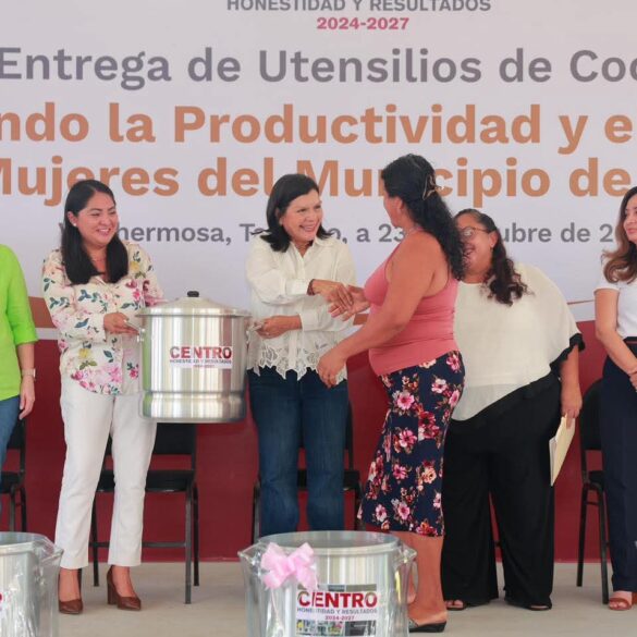 Yolanda Osuna Huerta, presidenta municipal de Centro, entrega vaporeras y utensilios de cocina a beneficiarias del programa “Impulsando la productividad y el bienestar de mujeres del municipio de Centro”.