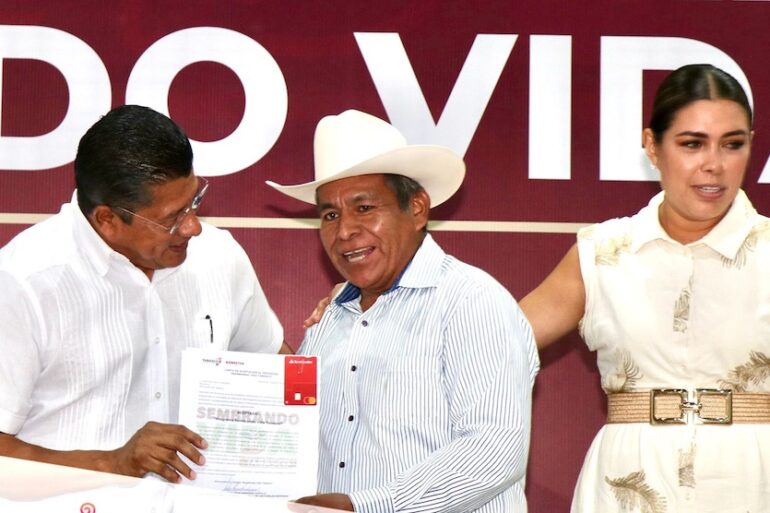 Entrega de tarjetas del programa Sembrando Vida en Nacajuca