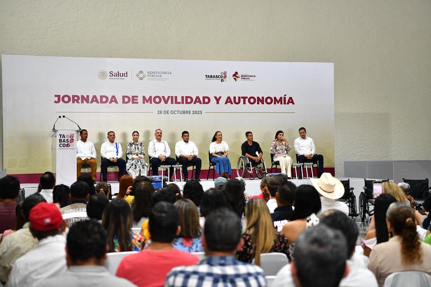 Autoridades estatales en el escenario durante la Jornada de Movilidad y Autonomía en Tabasco.
