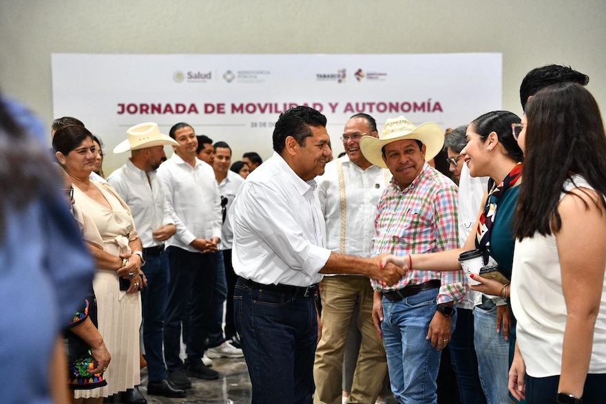 Javier May saluda a ciudadanos durante la Jornada de Movilidad y Autonomía en Villahermosa.