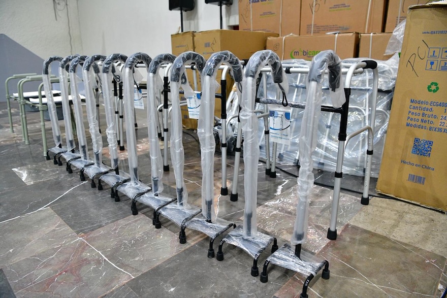 Filas de andaderas nuevas envueltas en plástico listas para entrega en Tabasco.