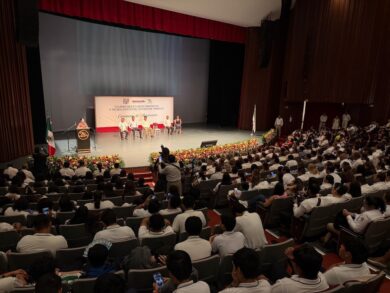 Estudiantes y autoridades celebran el 32 aniversario del CECYTE Tabasco.
