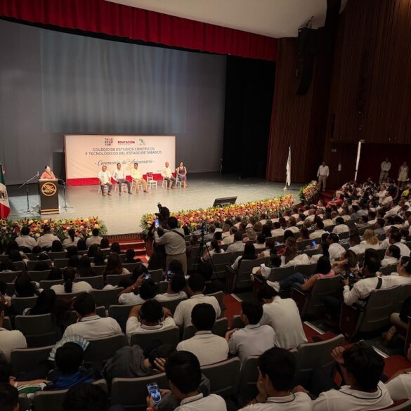 Estudiantes y autoridades celebran el 32 aniversario del CECYTE Tabasco.