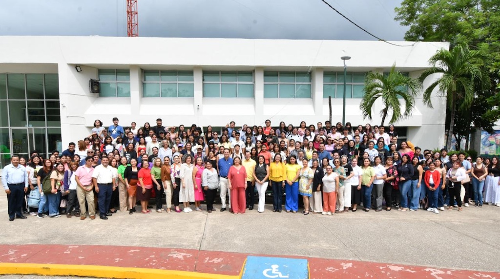 Estudiantes celebran el 35 aniversario de Idiomas UJAT