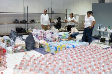 Centro de acopio de Ayuda Humanitaria Tabasco en Nacajuca con cajas de víveres.
