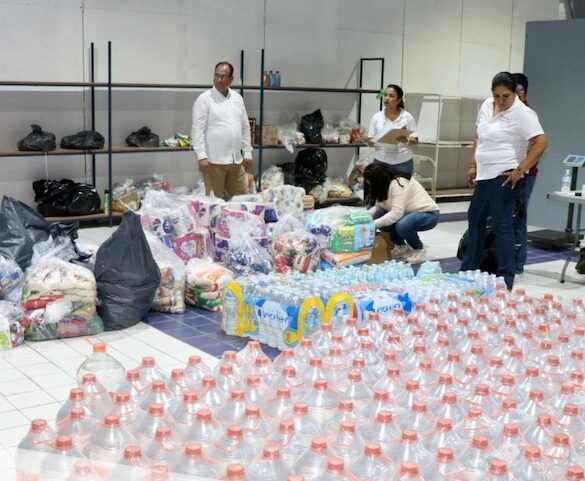 Centro de acopio de Ayuda Humanitaria Tabasco en Nacajuca con cajas de víveres.