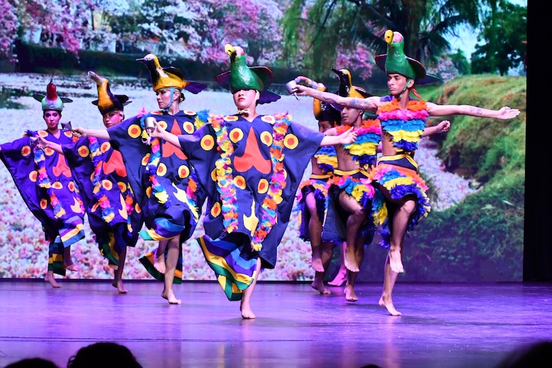 Integrantes del Ballet Folklórico UJAT durante una presentación cultural.