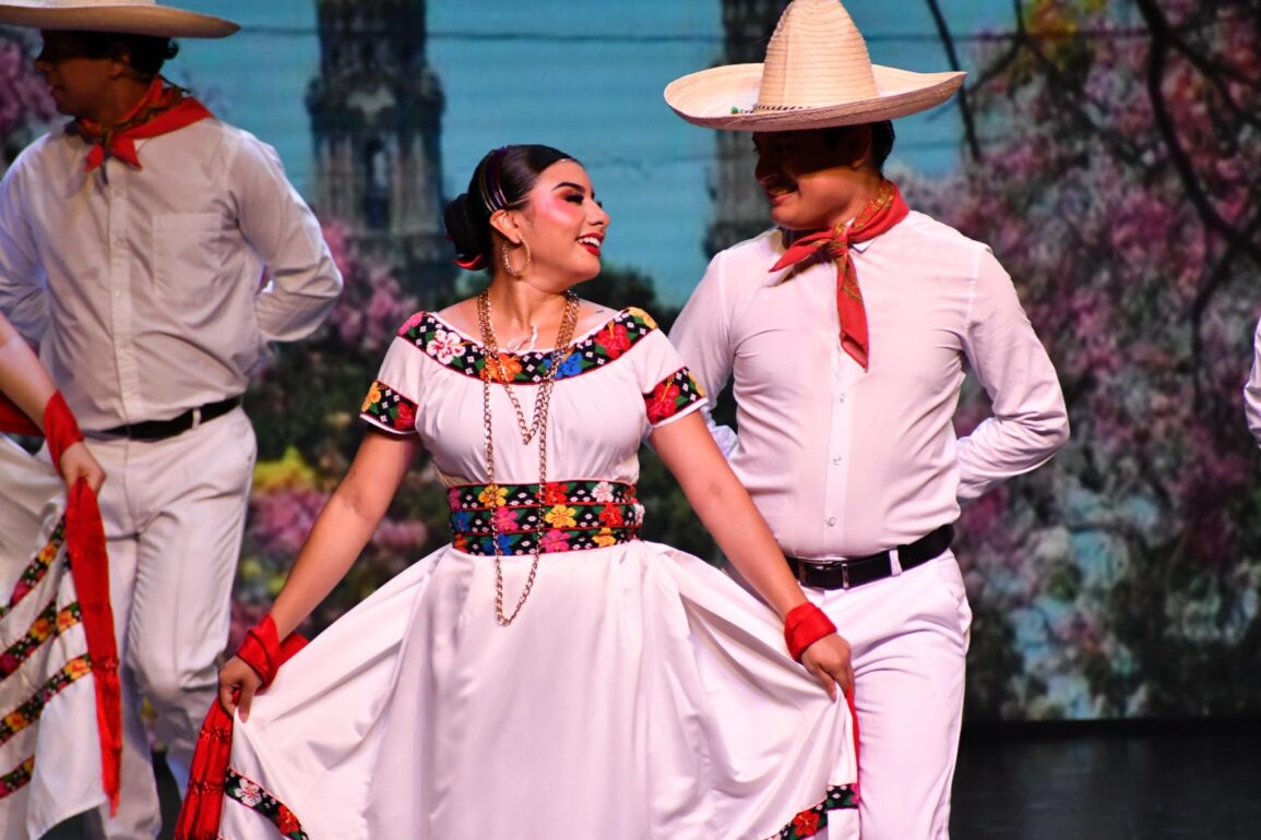 El Ballet Folklórico UJAT mostrando las tradiciones de Tabasco en el escenario.
