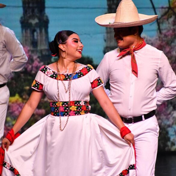 El Ballet Folklórico UJAT mostrando las tradiciones de Tabasco en el escenario.