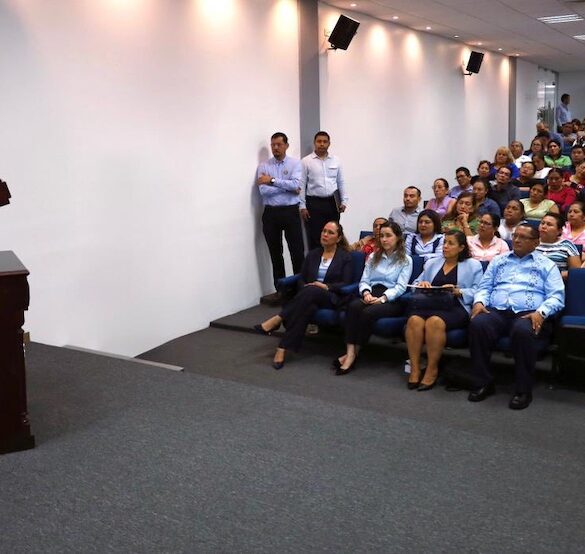 Profesionales del derecho participando en capacitación jurídica en Tabasco