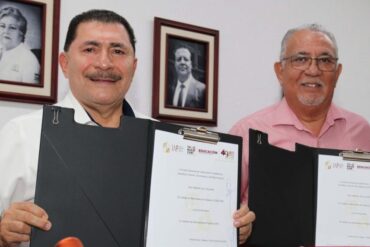 Firma de convenio entre IAP Tabasco y Cobatab para impulsar la profesionalización educativa.