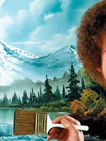 Bob Ross pintando un paisaje con "árboles felices" durante su programa, antes de la subasta de sus cuadros originales.