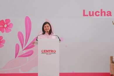 Alcaldesa Yolanda Osuna Huerta durante la conmemoración del cáncer de mama en Tabasco