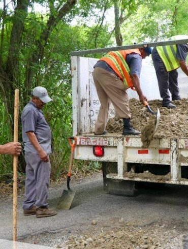 Personal realizando trabajos de limpieza en Nacajuca para mejorar el entorno vecinal