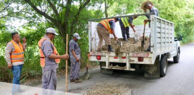 Personal realizando trabajos de limpieza en Nacajuca para mejorar el entorno vecinal