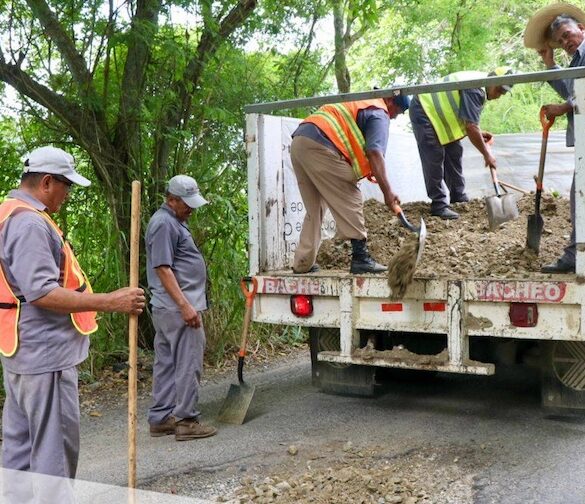 Personal realizando trabajos de limpieza en Nacajuca para mejorar el entorno vecinal